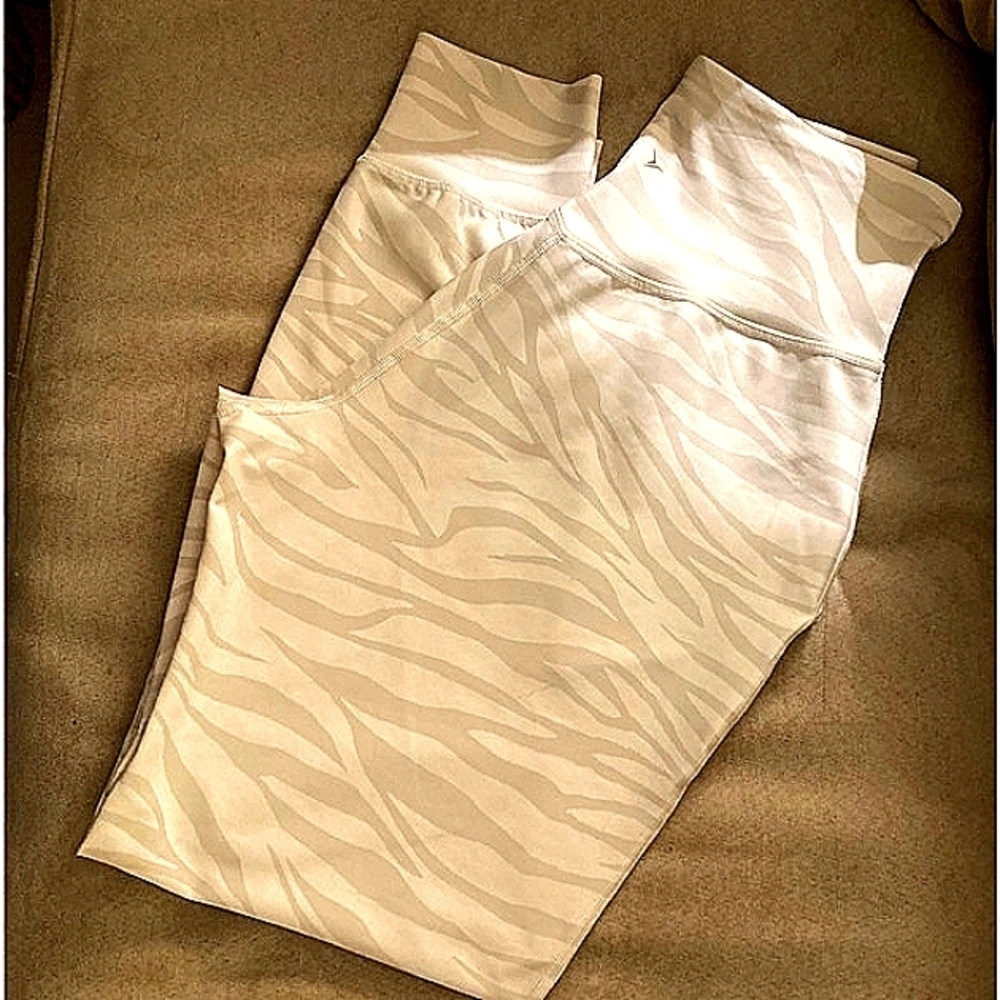NWOT Old Navy Powersoft Active Leggings pale gray & white - Small